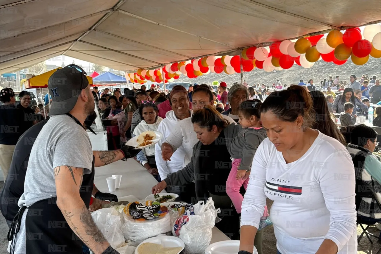 Realizan tradicional posada con rifa y música norteña para comerciantes