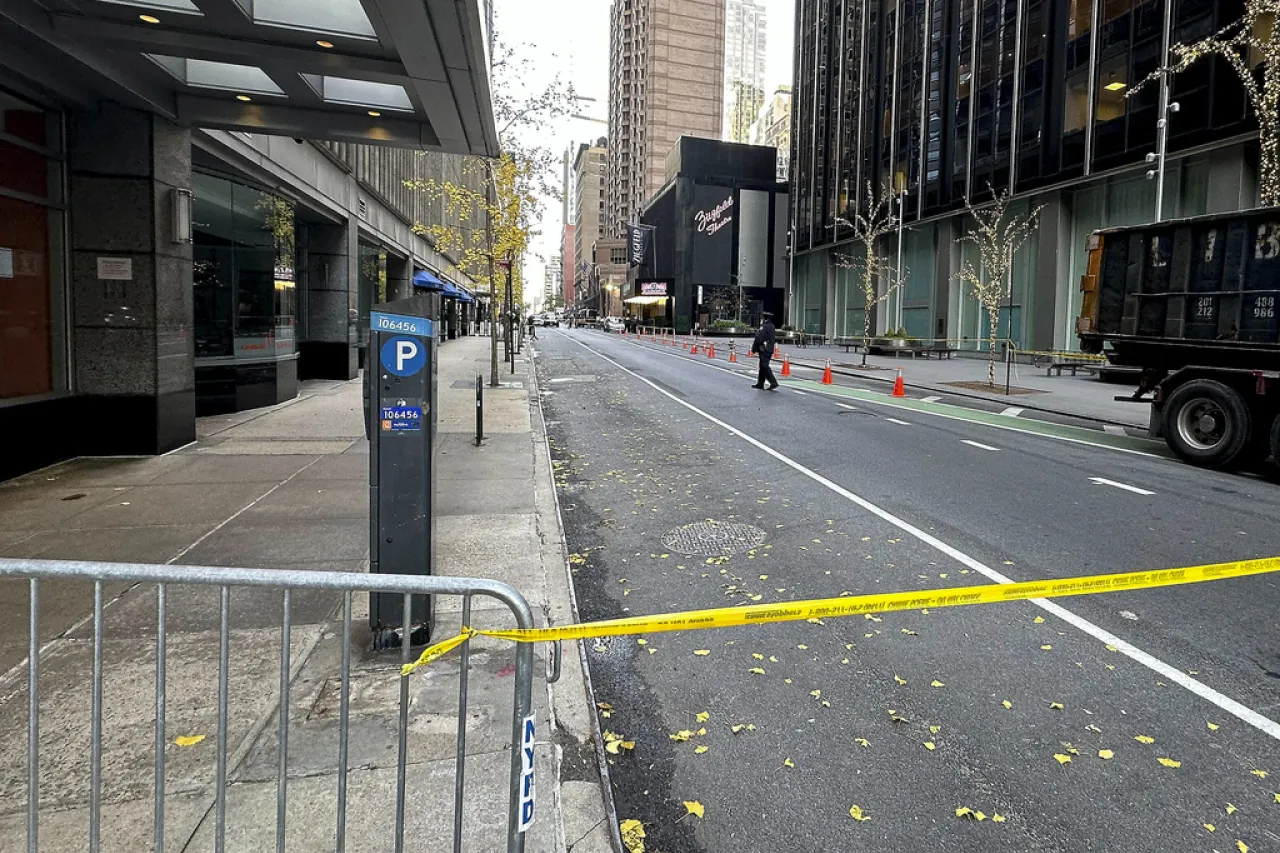 CEO de UnitedHealthcare es asesinado a tiros fuera de un hotel en NY