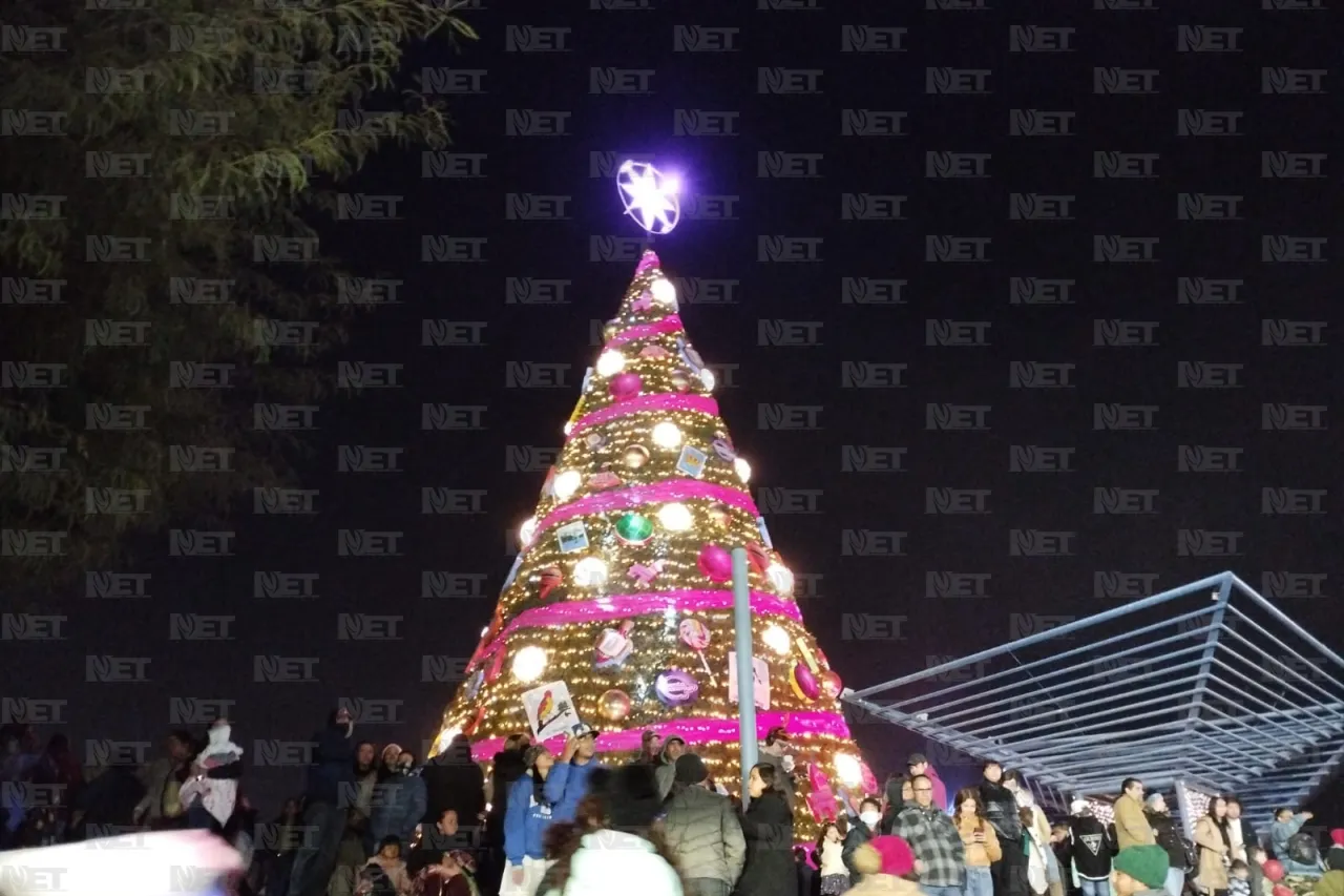 Enciende Maru Campos árbol de Navidad en el Parque Central