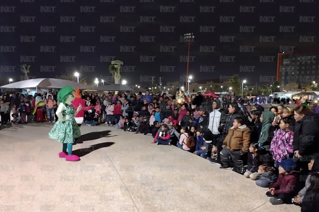 Enciende Maru Campos árbol de Navidad en el Parque Central