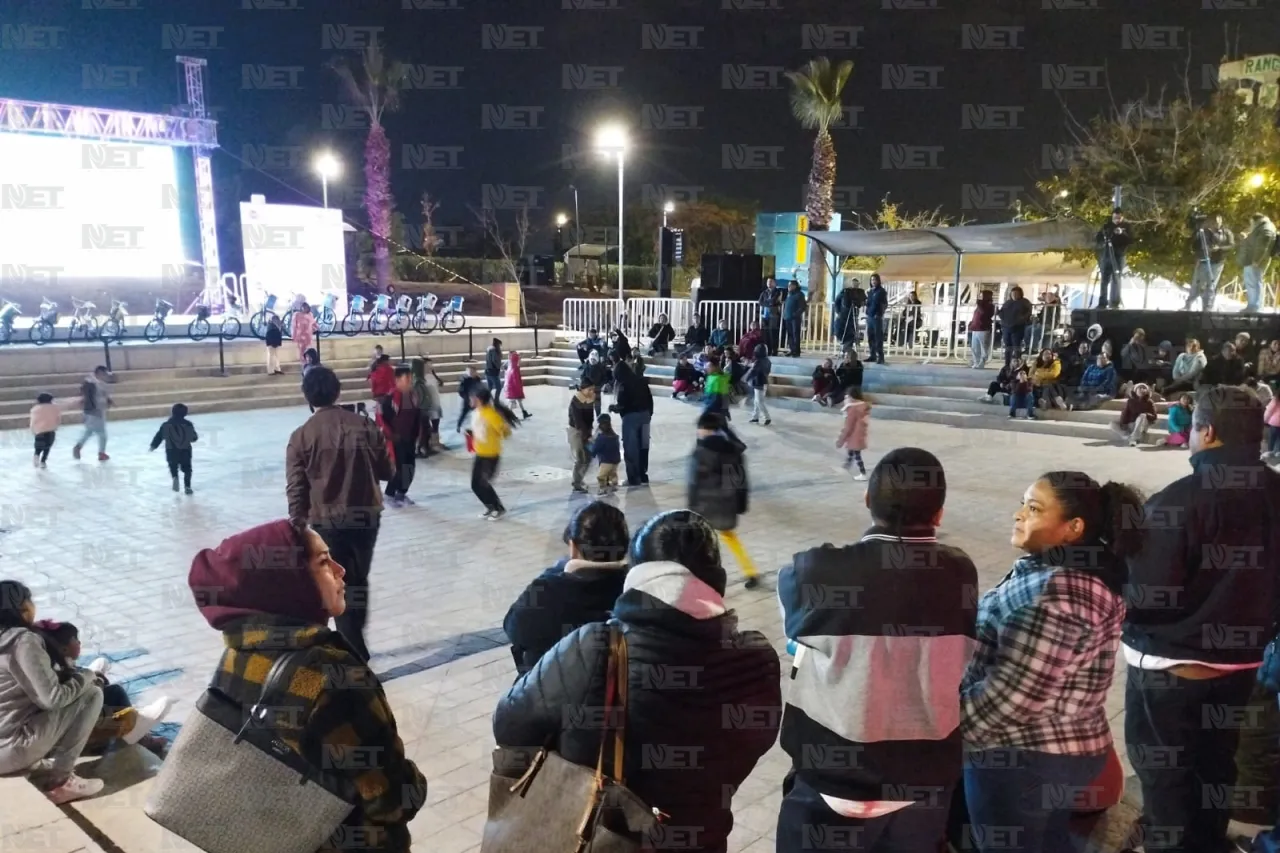 Enciende Maru Campos árbol de Navidad en el Parque Central