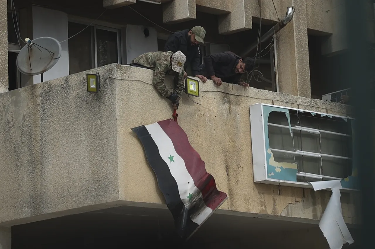 Exhumación de cuerpos en fosas comunes después de la caída de Assad