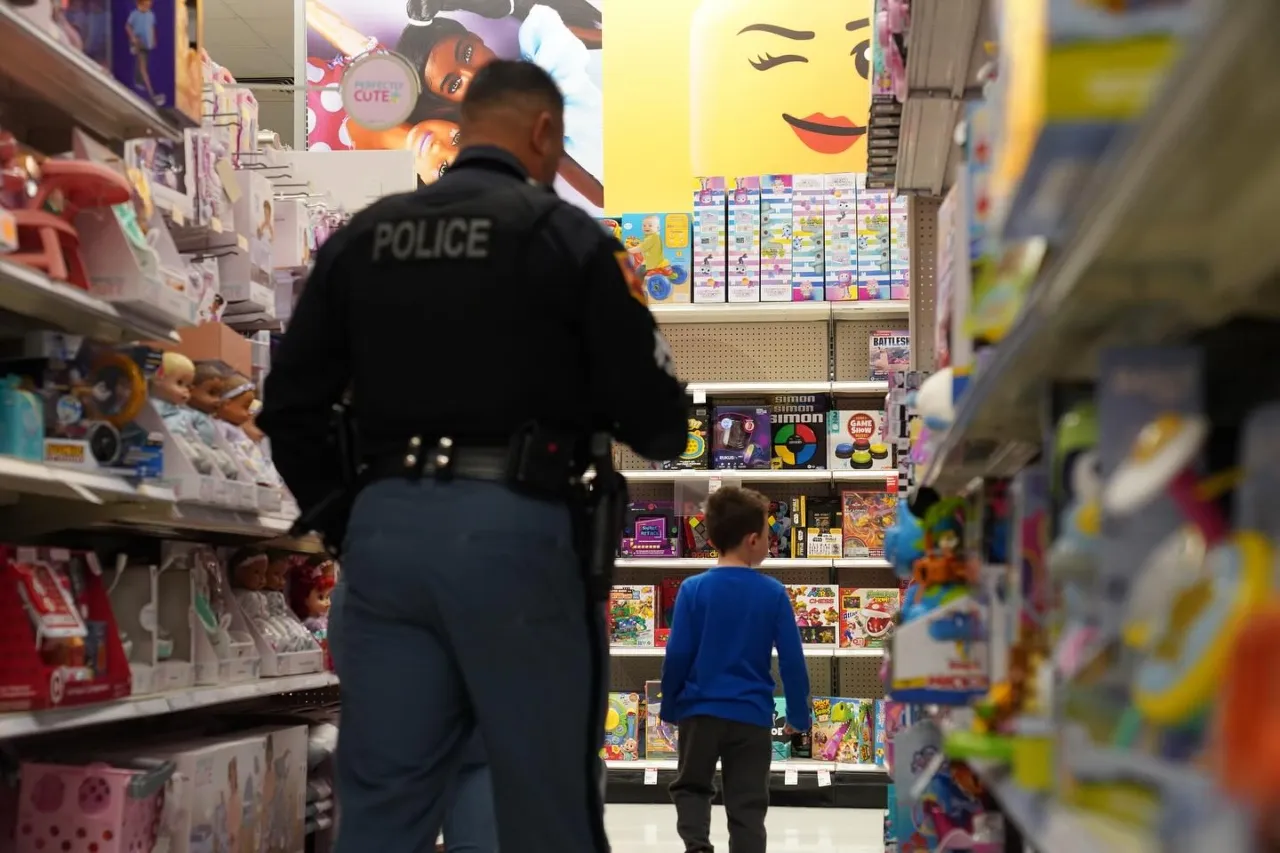 El Paso: Policías llevarán a niños a comprar regalos para Navidad