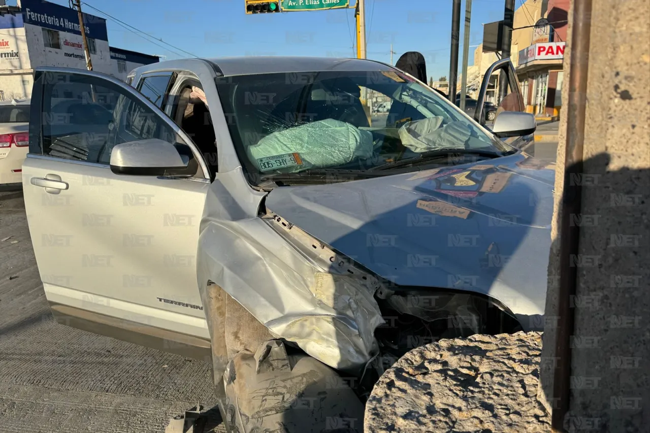 Se pasa el rojo y avienta camioneta contra muro