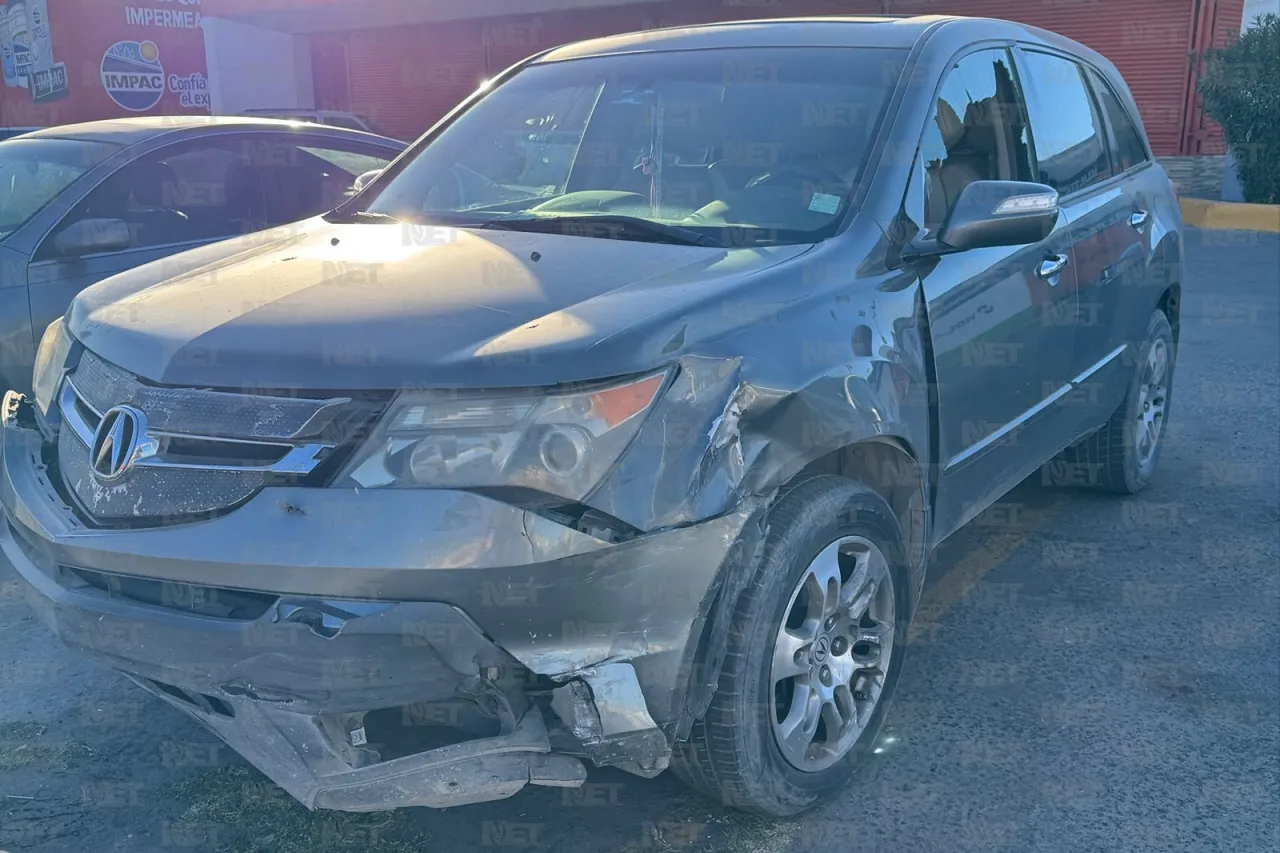 Se pasa el rojo y avienta camioneta contra muro