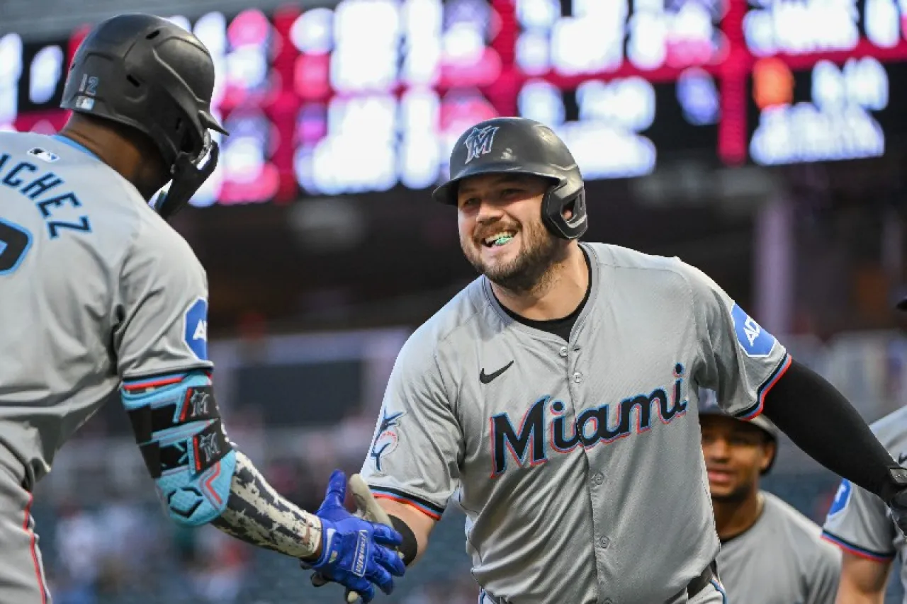 Adquieren Rangers a Jake Burger en cambio con los Marlins