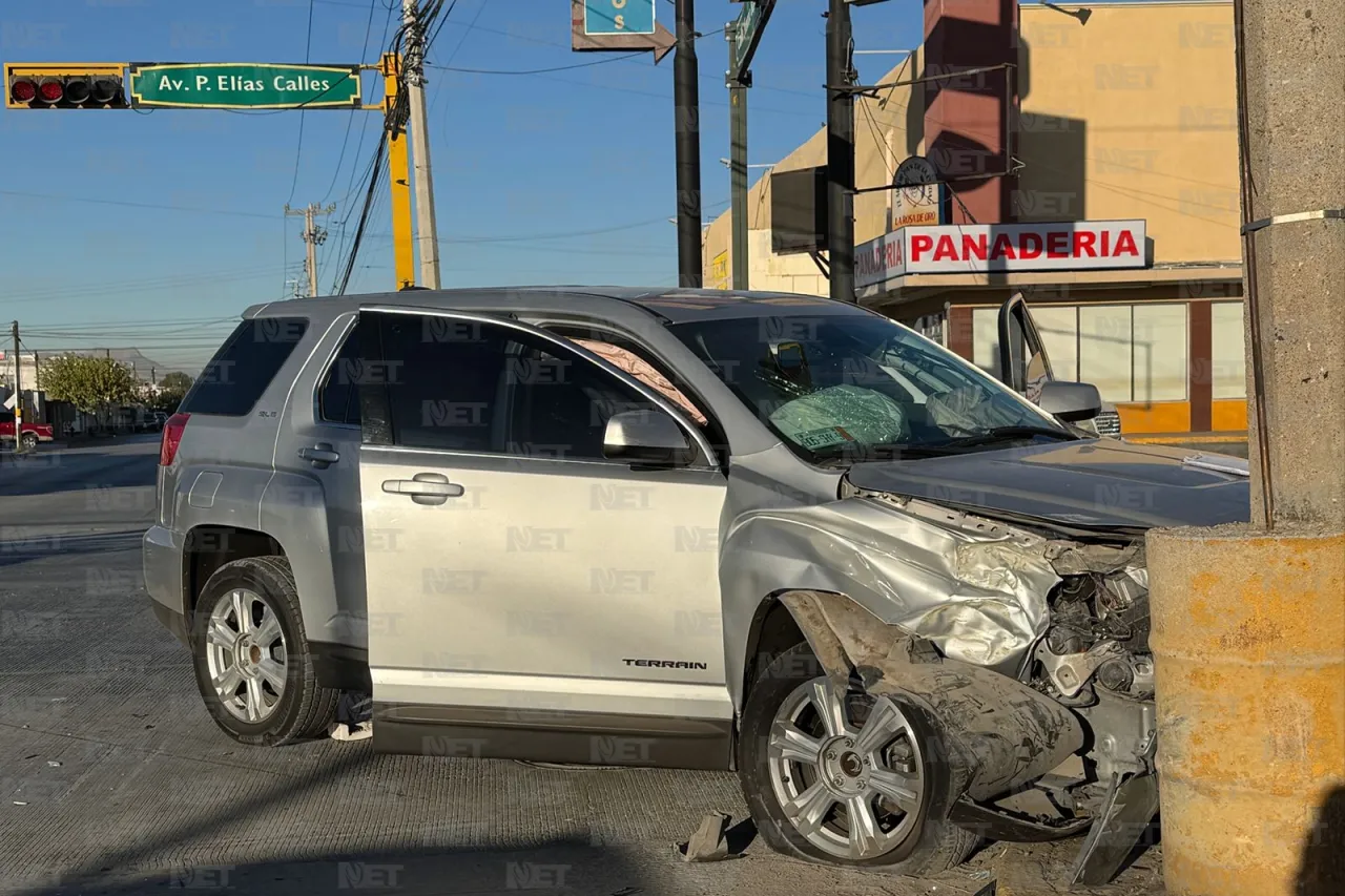 Se pasa el rojo y avienta camioneta contra muro