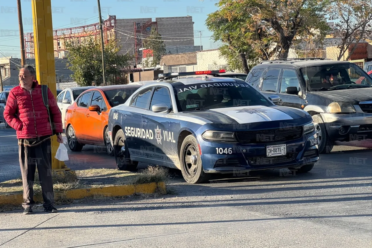 Se pasa el rojo y avienta camioneta contra muro