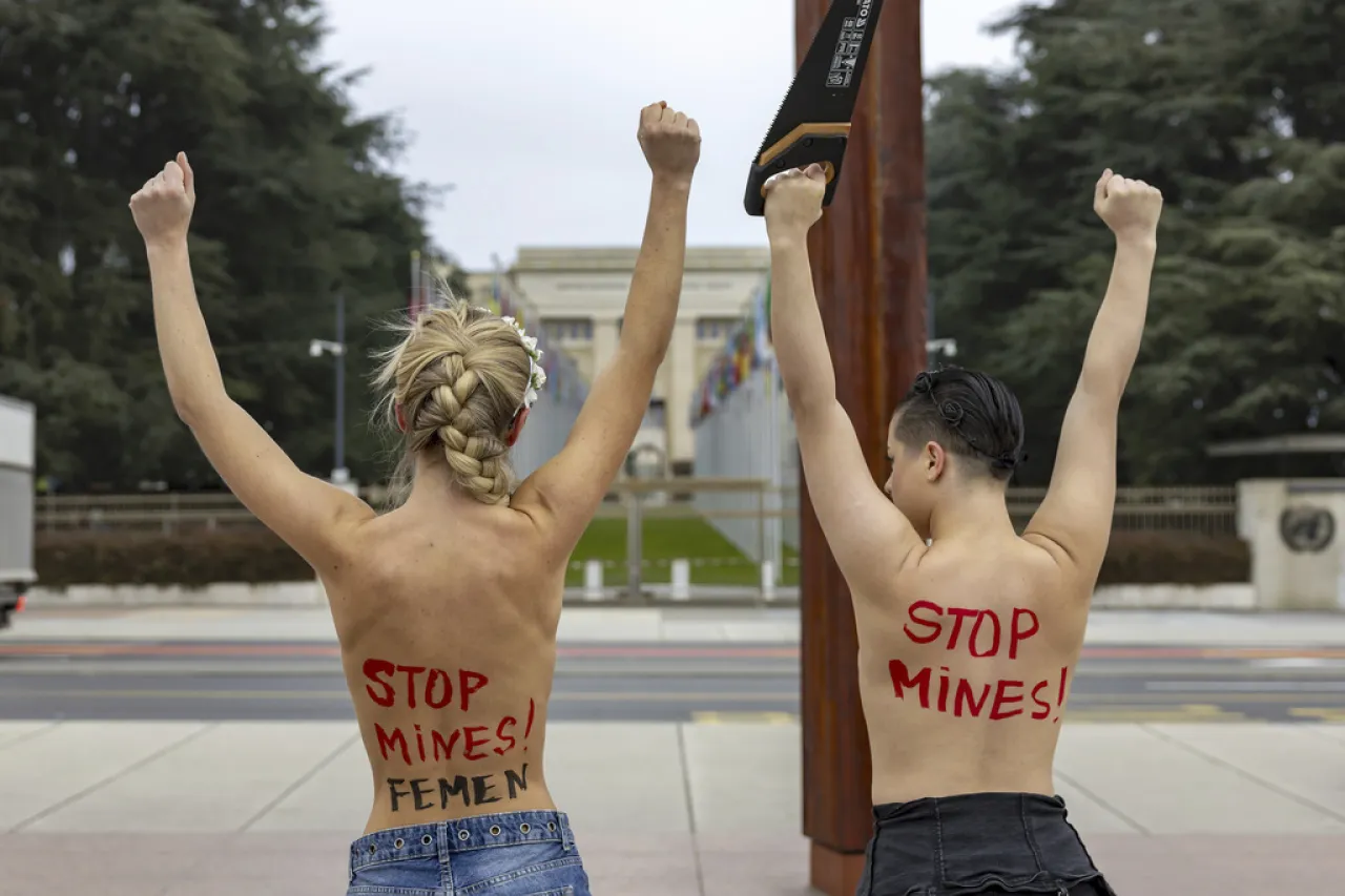 Detienen a mujeres por vandalizar escultura cerca de edificio de ONU