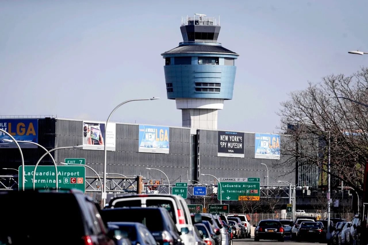 Pájaro choca contra avión, obligándolo a desviarse a otro aeropuerto