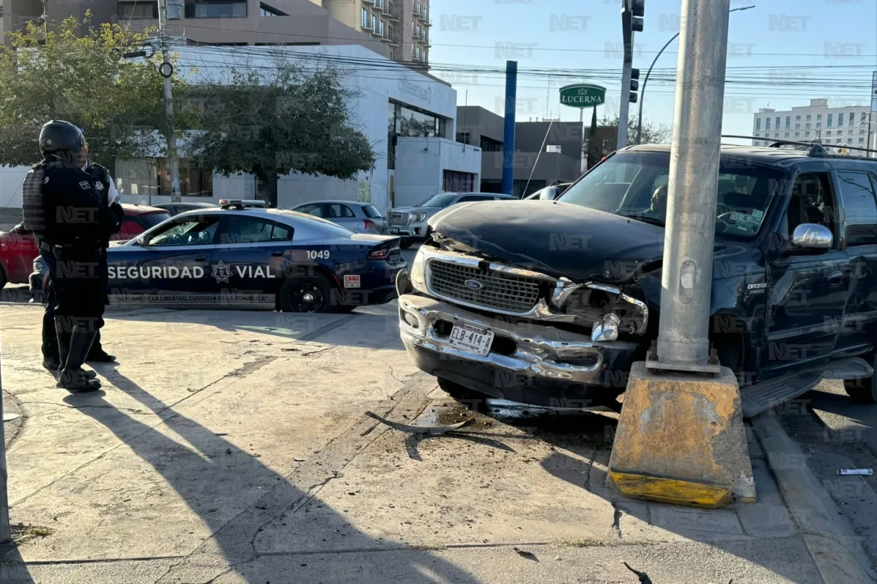 Choque congestiona Paseo Triunfo y López Mateos