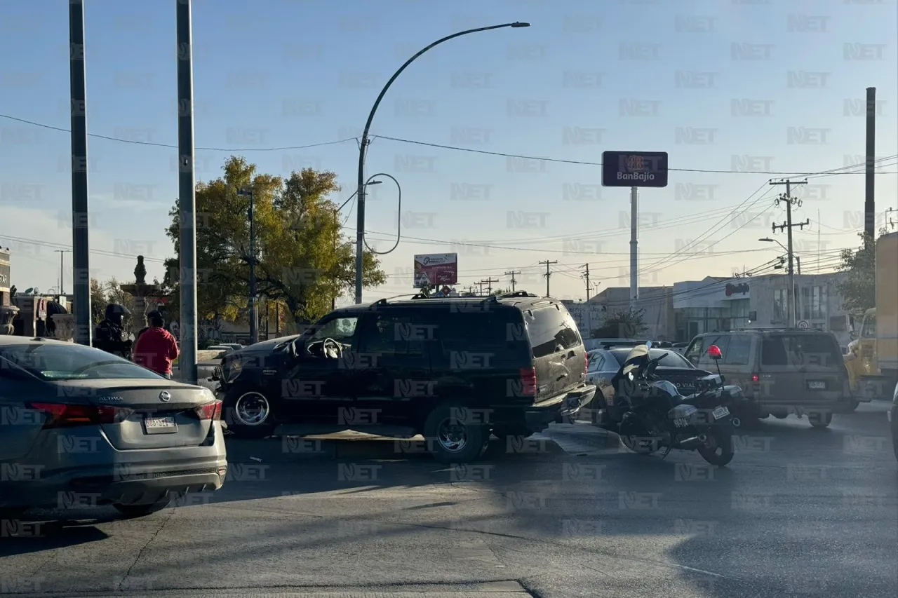 Choque congestiona Paseo Triunfo y López Mateos