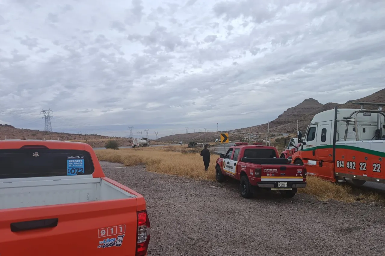 Pipa volcada en la Chihuahua-Delicias transportaba 62 mil litros de diésel