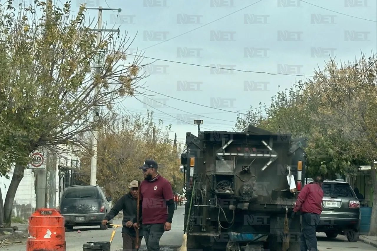 Arreglan cruce afectado por baches y aguas negras