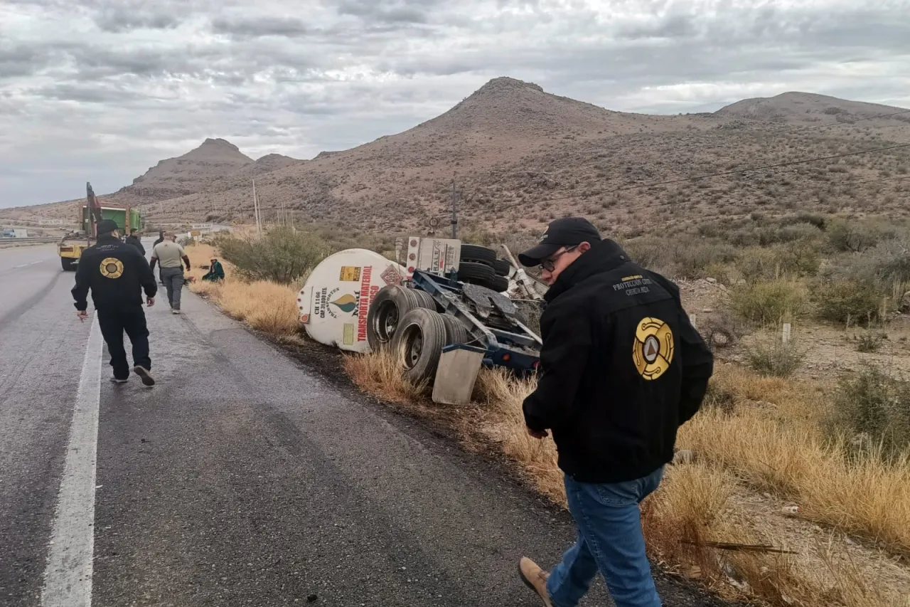 Pipa volcada en la Chihuahua-Delicias transportaba 62 mil litros de diésel