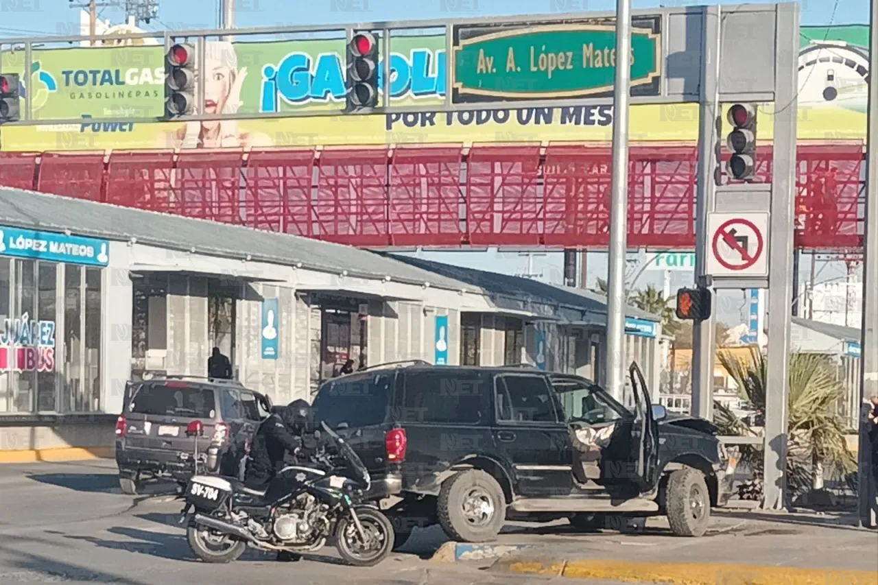 Choque congestiona Paseo Triunfo y López Mateos