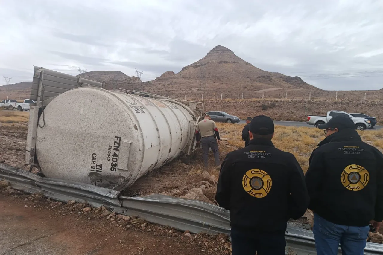 Pipa volcada en la Chihuahua-Delicias transportaba 62 mil litros de diésel