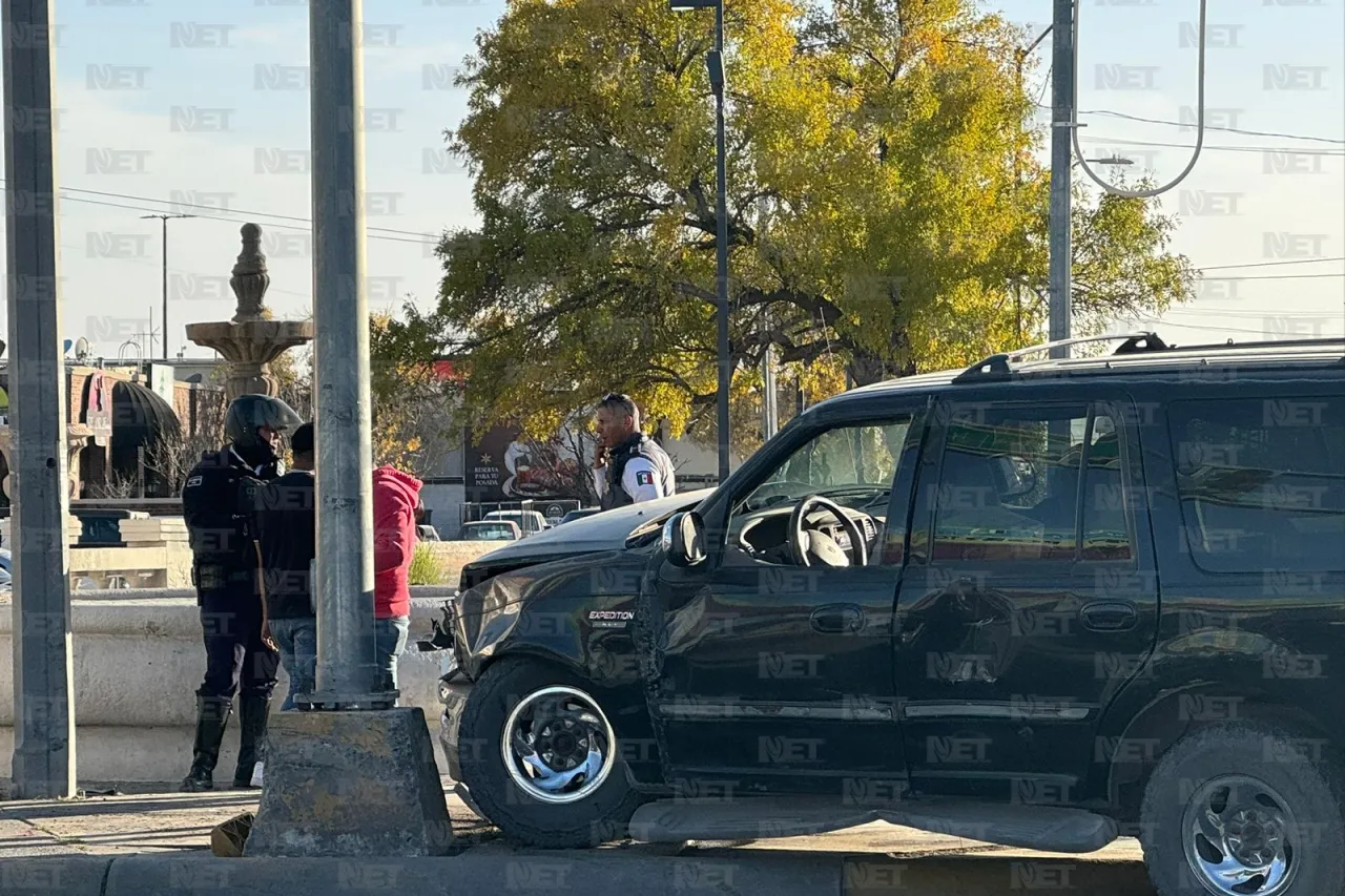 Choque congestiona Paseo Triunfo y López Mateos