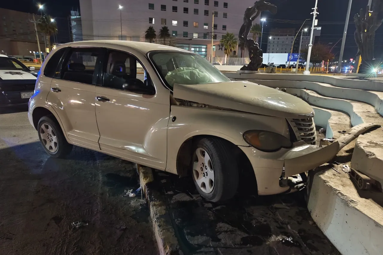 Choca contra monumento en Misiones y deja su auto abandonado