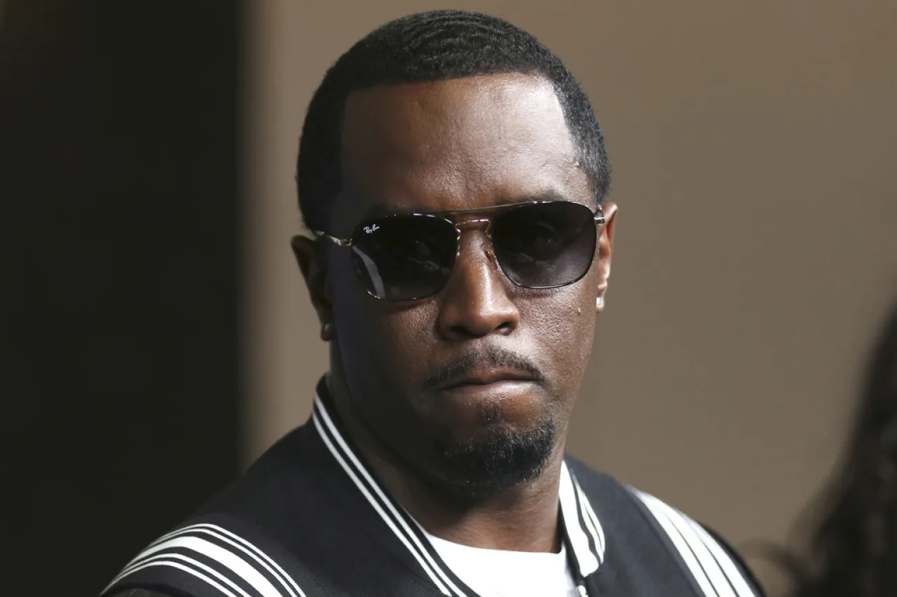 Mujer que acusa a Jay-Z y Sean ‘Diddy’ Combs de abuso reconoce inconsistencias