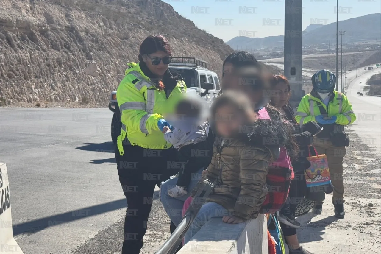 Vuelca camioneta llena de niños en el Camino Real