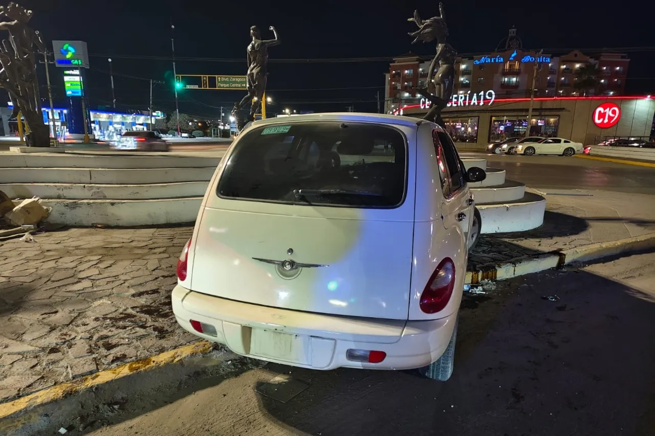 Choca contra monumento en Misiones y deja su auto abandonado