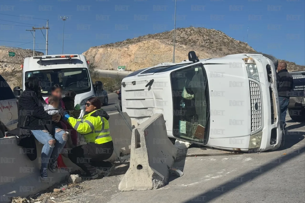 Vuelca camioneta llena de niños en el Camino Real