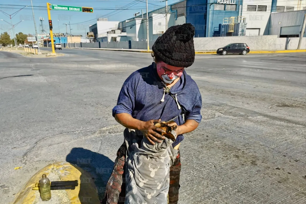 'Negrita' sale con su amo a buscar la croqueta de cada día