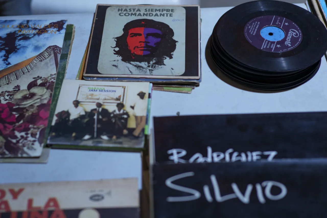 Los legendarios discos de vinilo vuelven a sonar en festival de Cuba