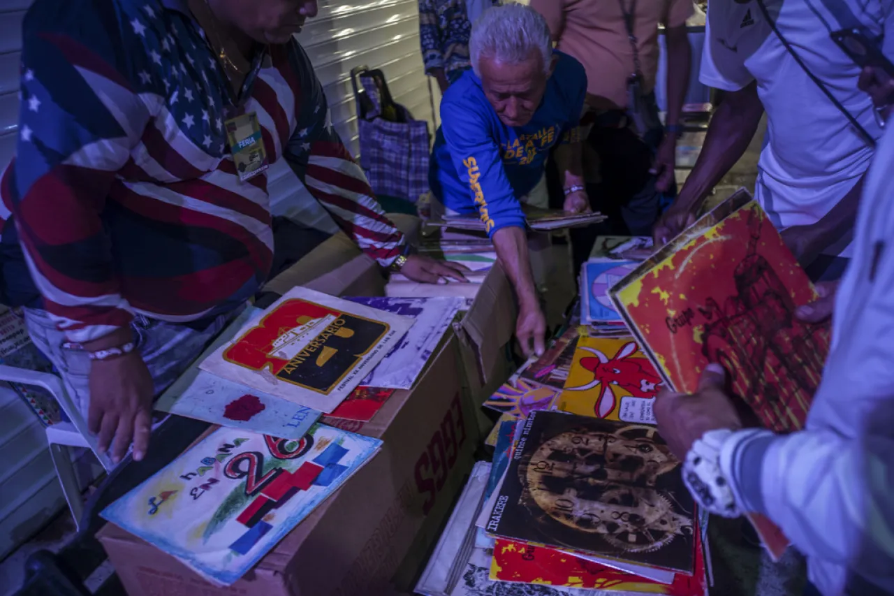 Los legendarios discos de vinilo vuelven a sonar en festival de Cuba