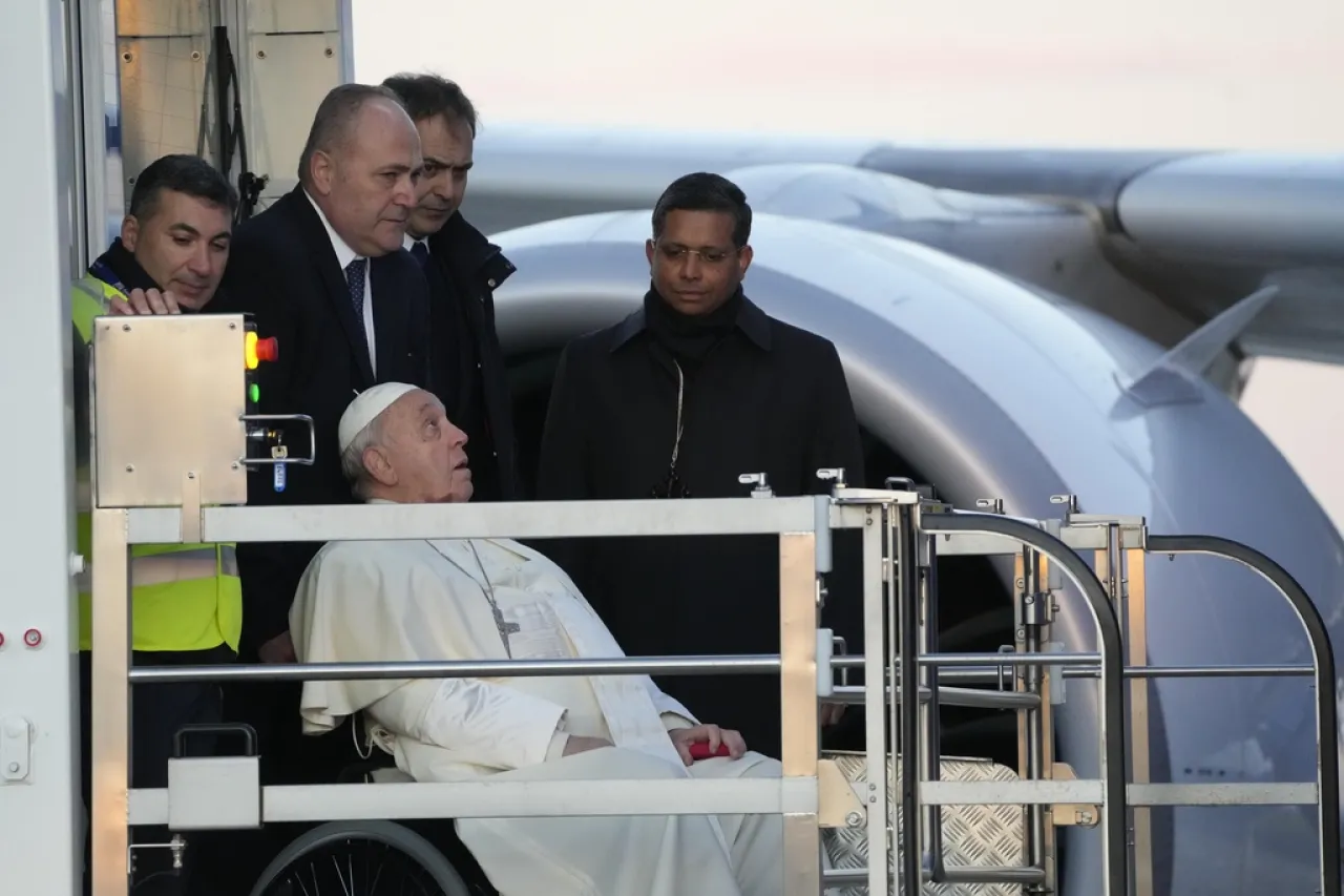 El papa Francisco hace la primera visita a Córcega