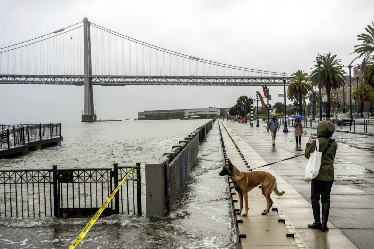 Tormentas en EU causan intensas nevadas y un tornado en California