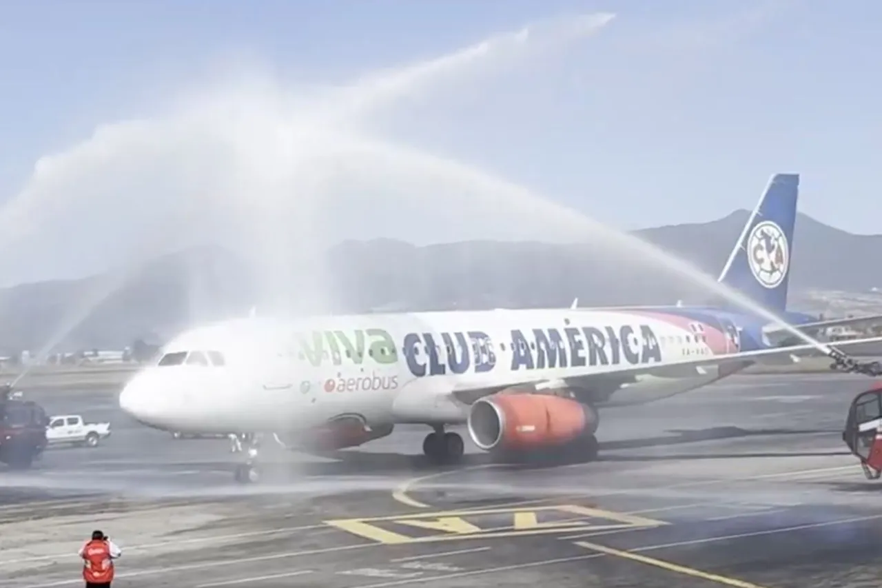 Video: Aeropuerto de Toluca recibe al tricampeón América con una cortina de agua