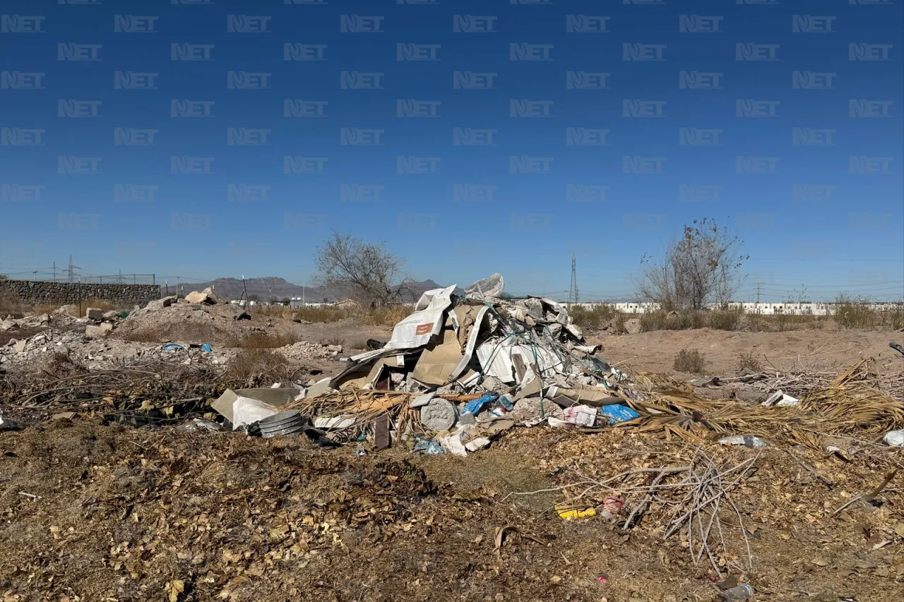 Denuncian vecinos acumulación de desechos en terracería cerca de Valle del Sol