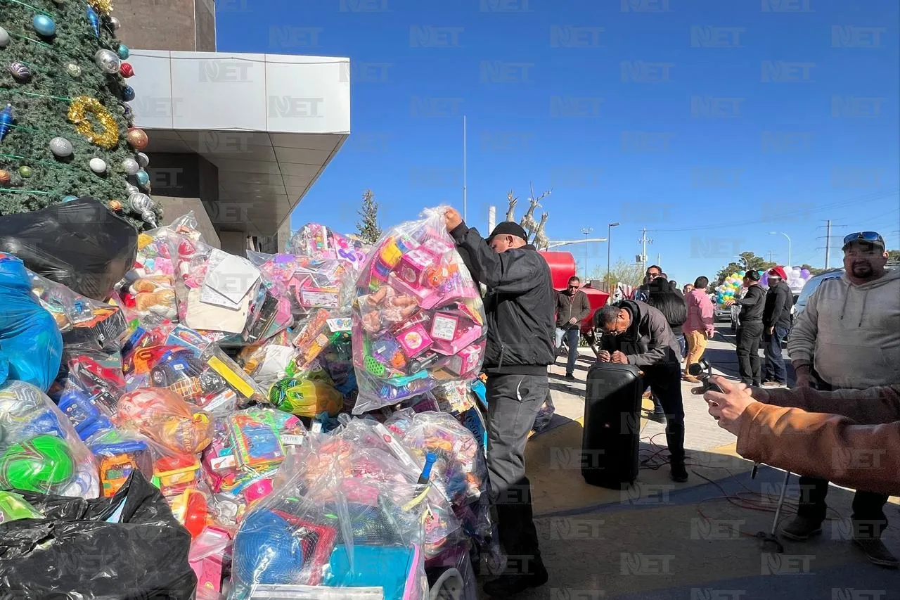 Entregan comerciantes 16 mil juguetes a Santa Bombero