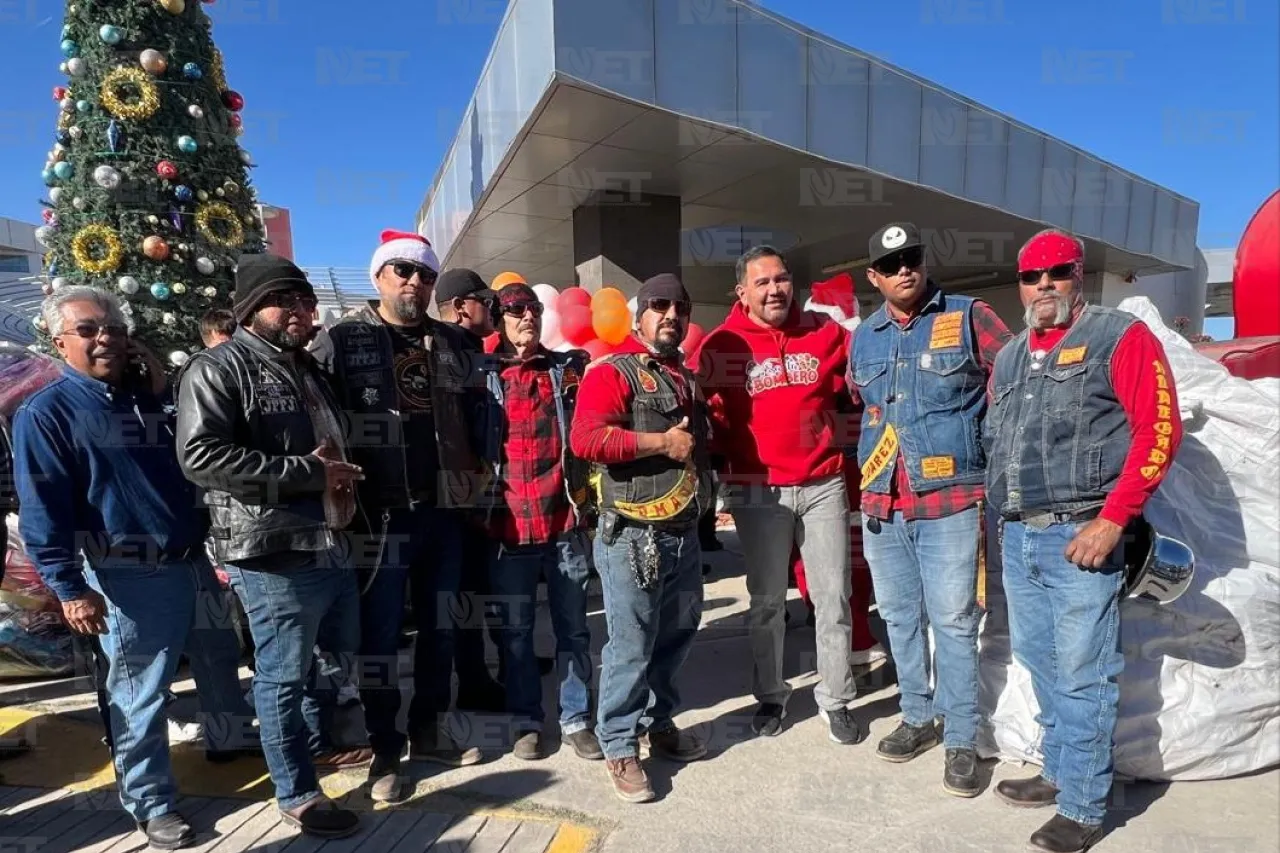 Entregan comerciantes 16 mil juguetes a Santa Bombero