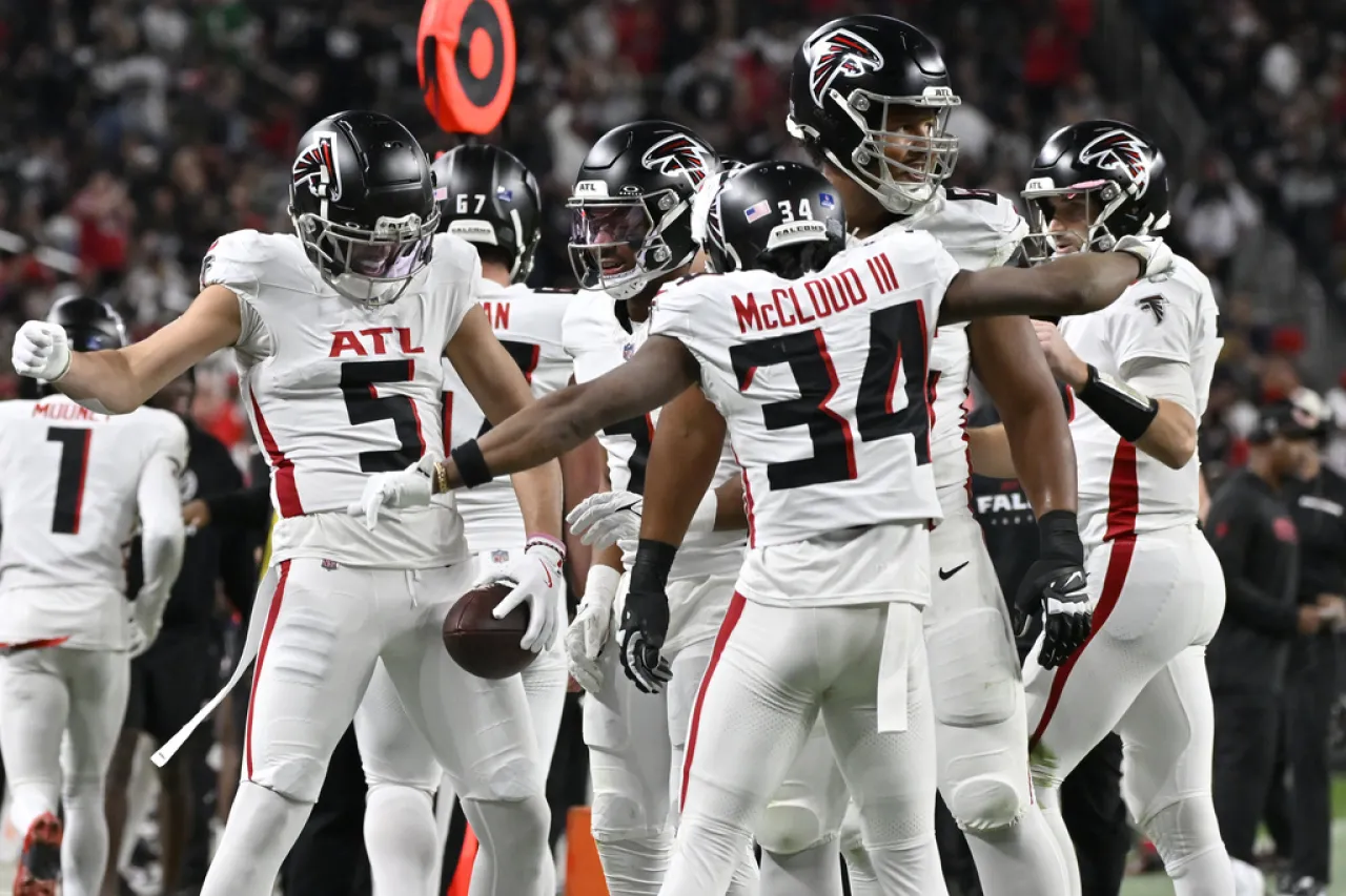 Falcons vencen a Raiders