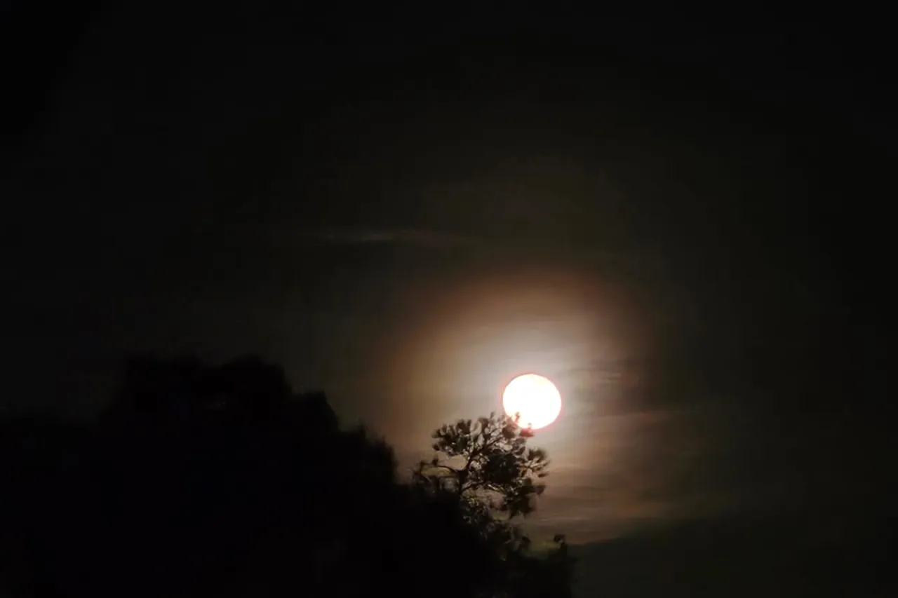 Embellece la Luna el cielo fronterizo