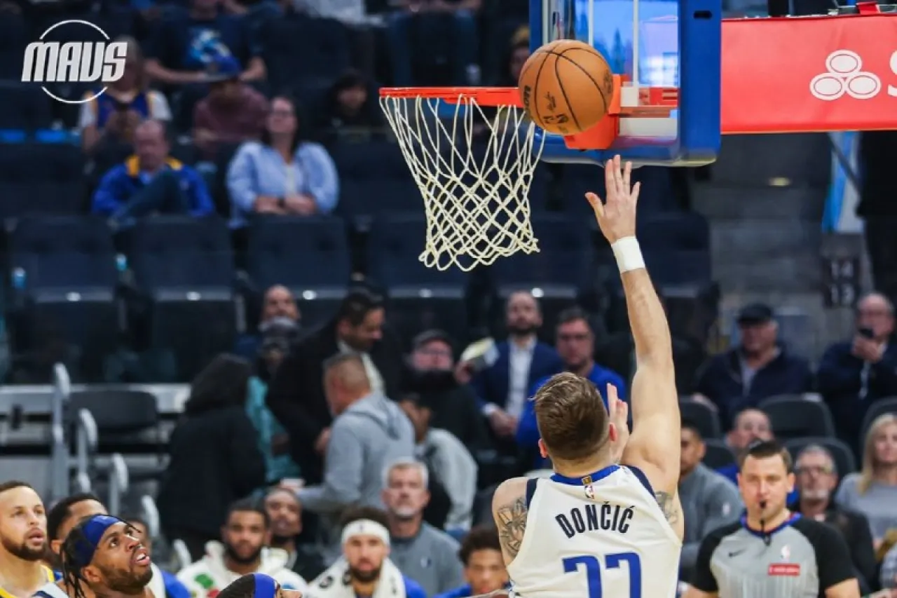 Luka Doncic pone triple-doble en victoria de los Mavs sobre Warriors