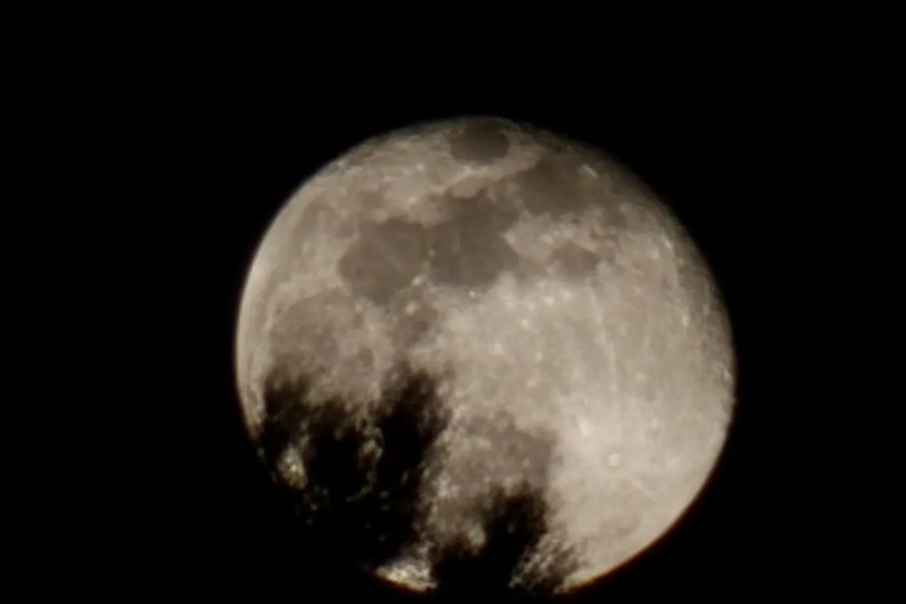 Embellece la Luna el cielo fronterizo