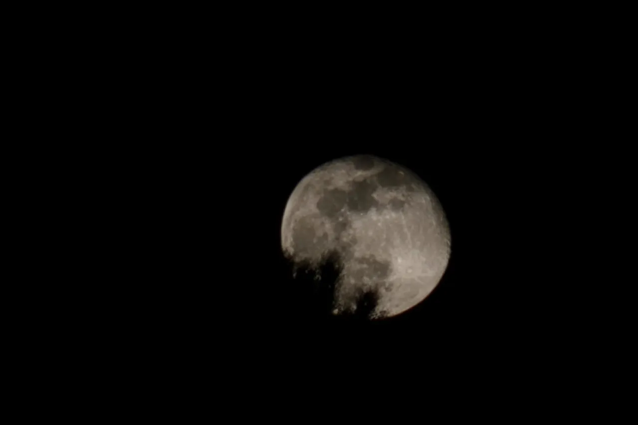 Embellece la Luna el cielo fronterizo