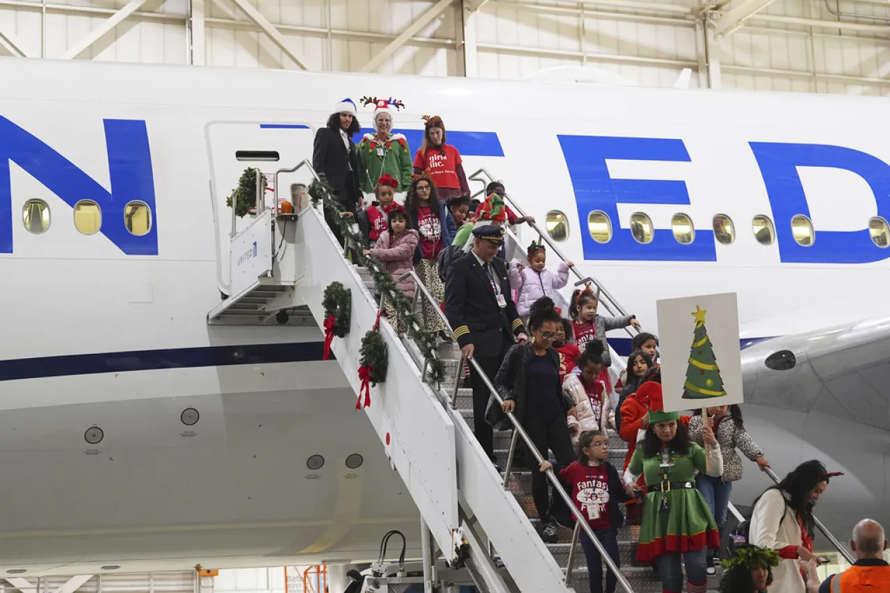 Un vuelo lleva a niños a visitar a Santa en una recreación del Polo Norte