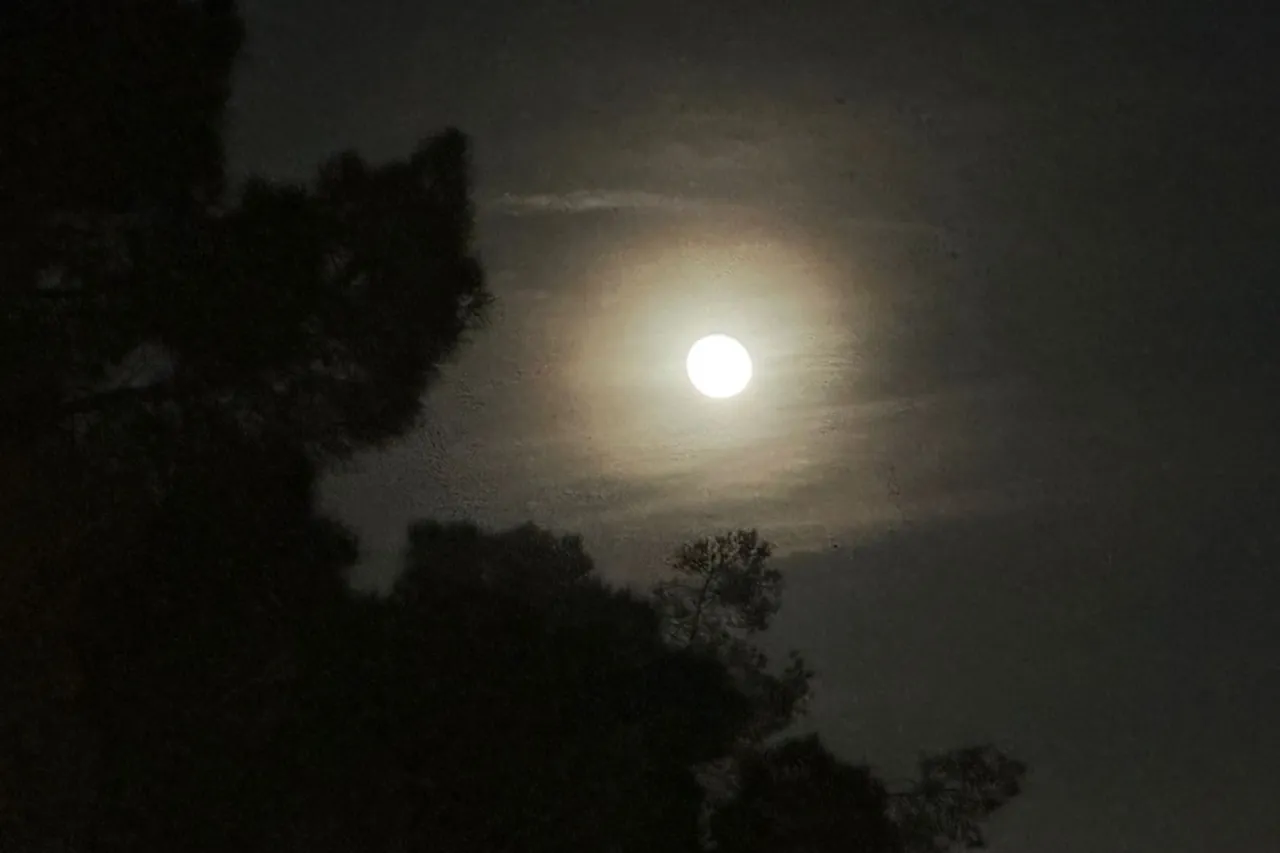 Embellece la Luna el cielo fronterizo