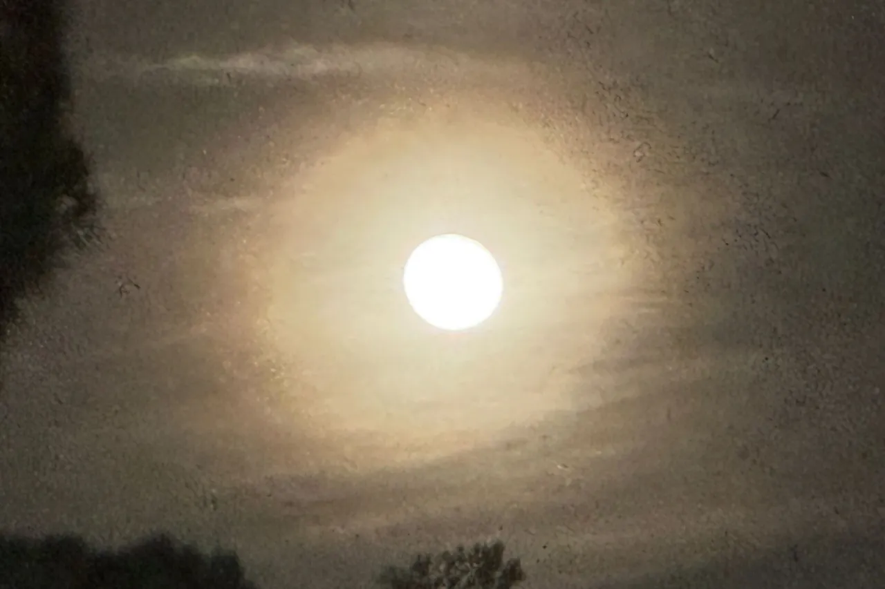 Embellece la Luna el cielo fronterizo