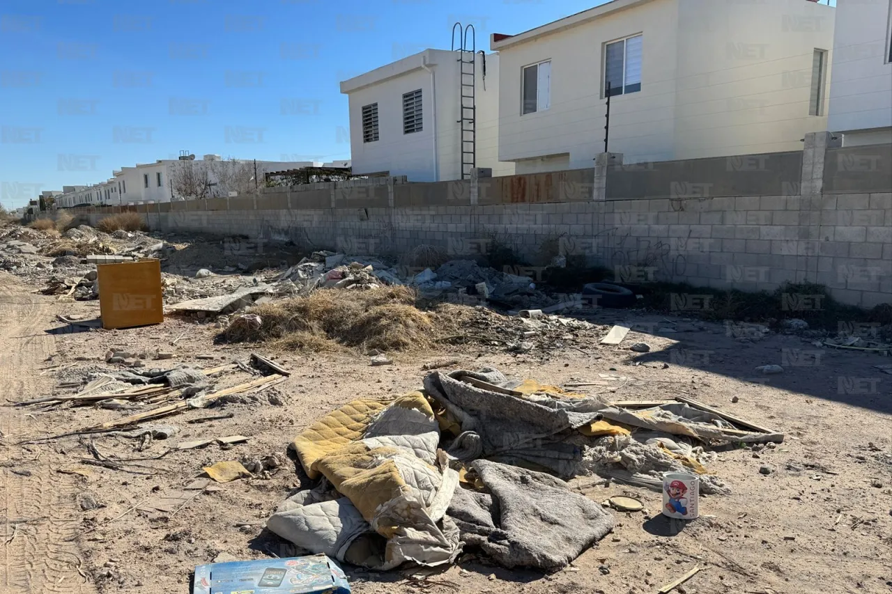 Denuncian vecinos acumulación de desechos en terracería cerca de Valle del Sol