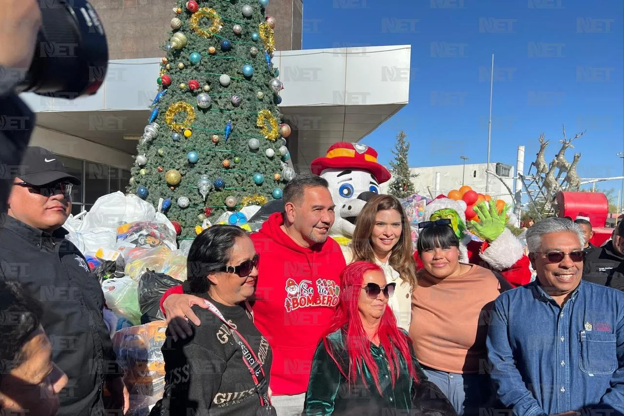 Entregan comerciantes 16 mil juguetes a Santa Bombero