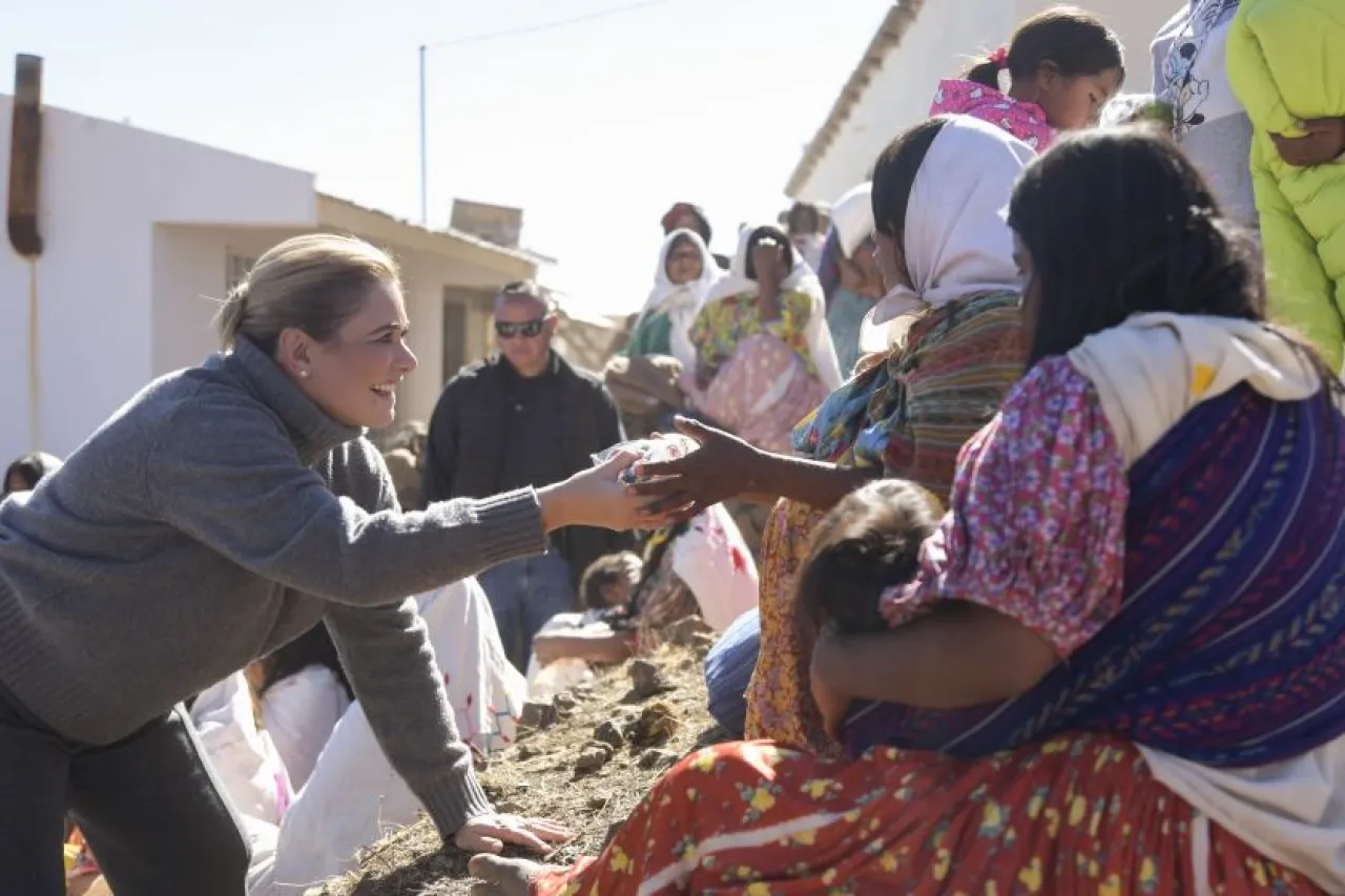 Entrega Estado 20 toneladas de maíz y frijol a familias de Batopilas