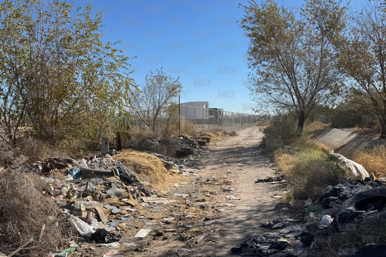 Denuncian vecinos acumulación de desechos en terracería cerca de Valle del Sol