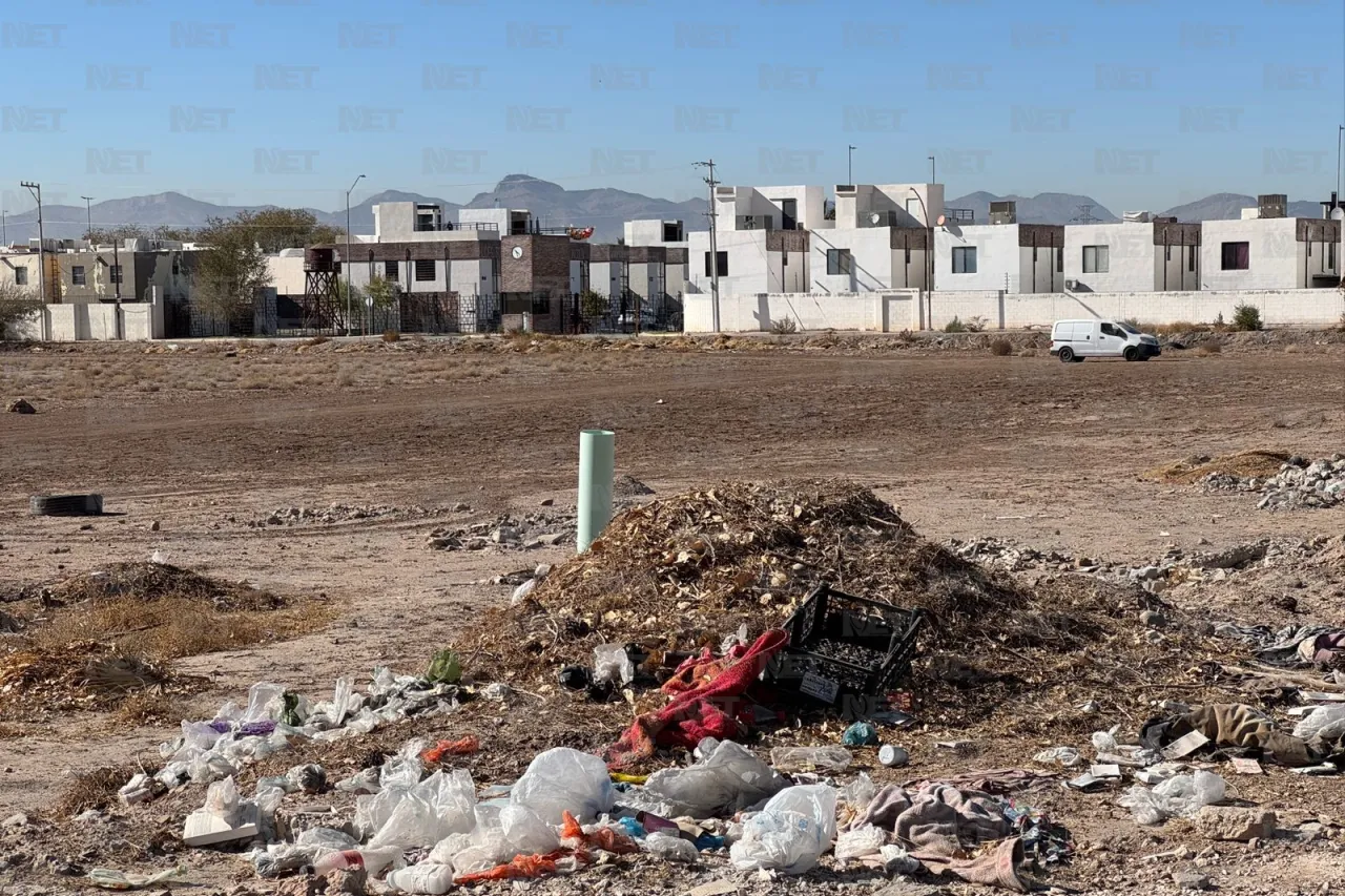 Denuncian vecinos acumulación de desechos en terracería cerca de Valle del Sol