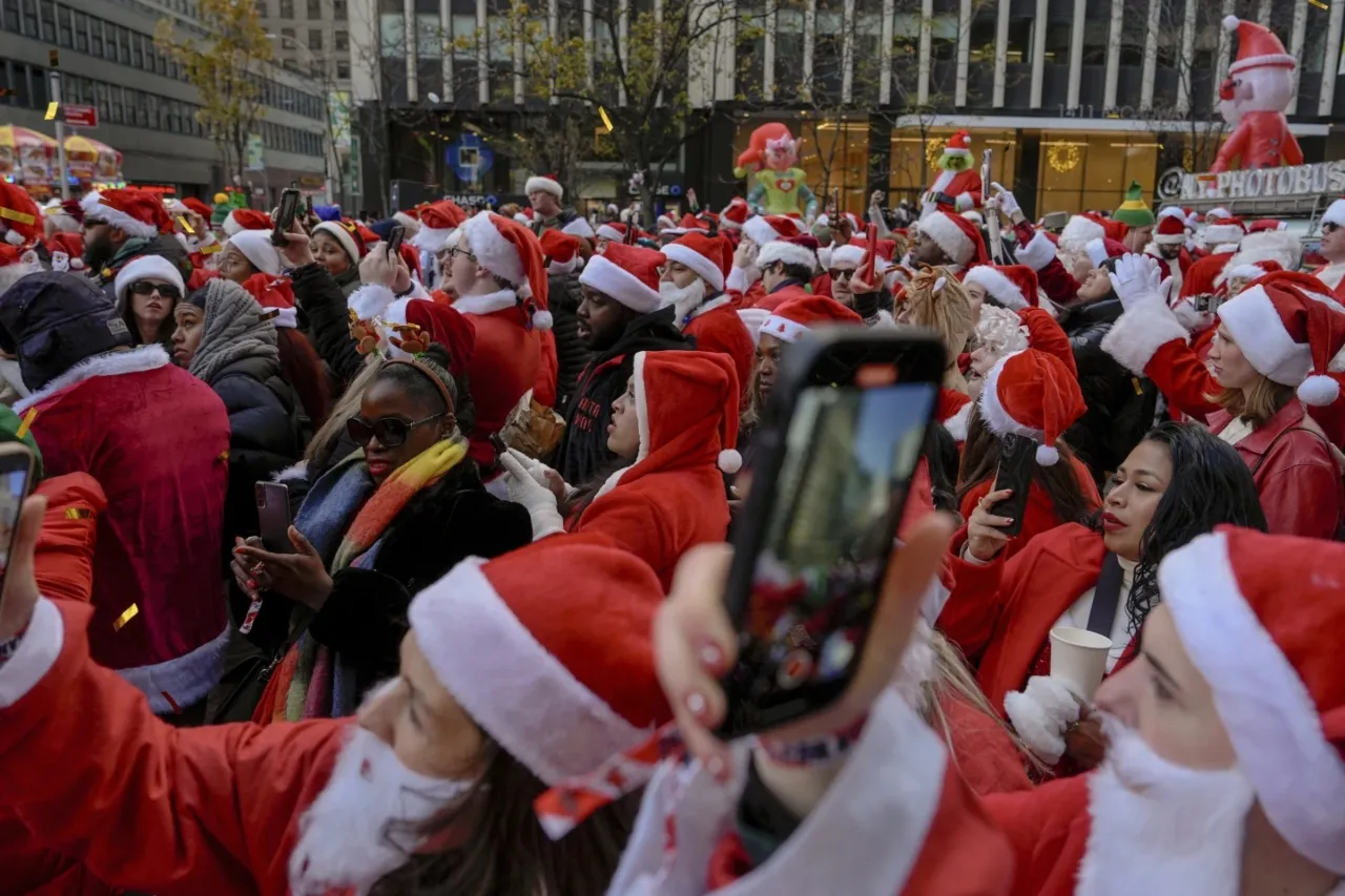 Miles de Santa Claus salen a las calles para el recorrido anual por bares